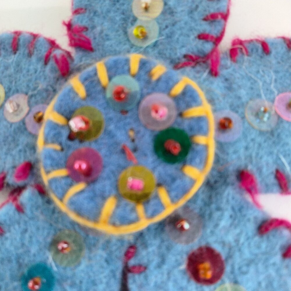 Felt Daisy Pin Brooch Blue Boutonniere Lapel Embroidered Sequin - Picture 2 of 5